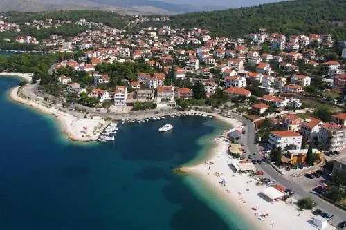 Apartment Mika 3 Okrug Gornji Guest house